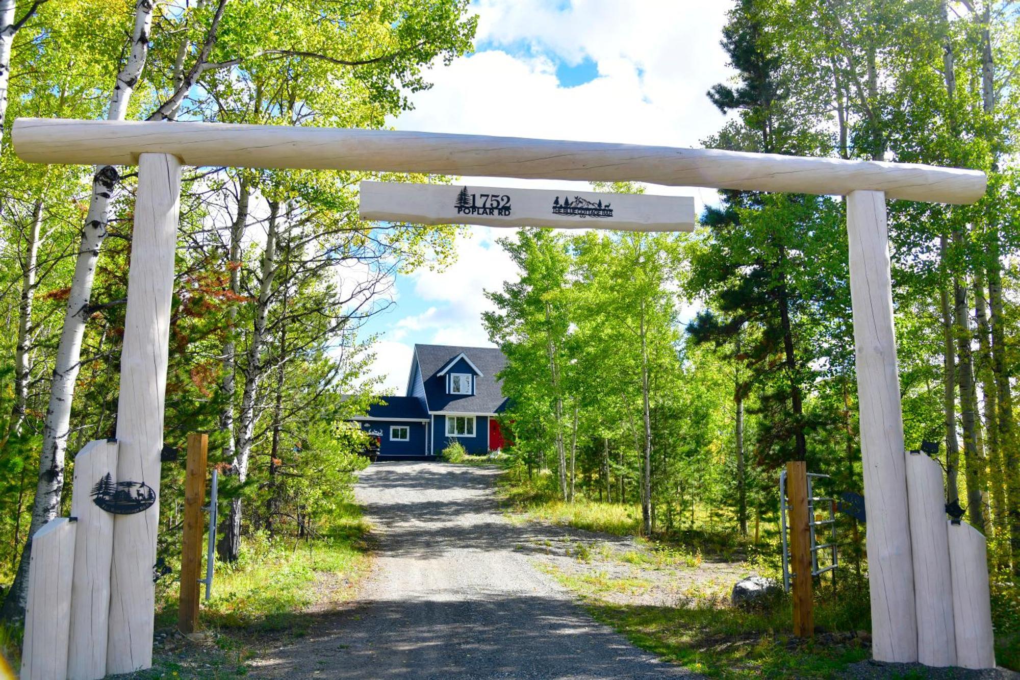 The Blue Cottage B&B Seventy Mile House Exterior photo